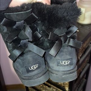 Blk bailey bow kids Ugg’s
